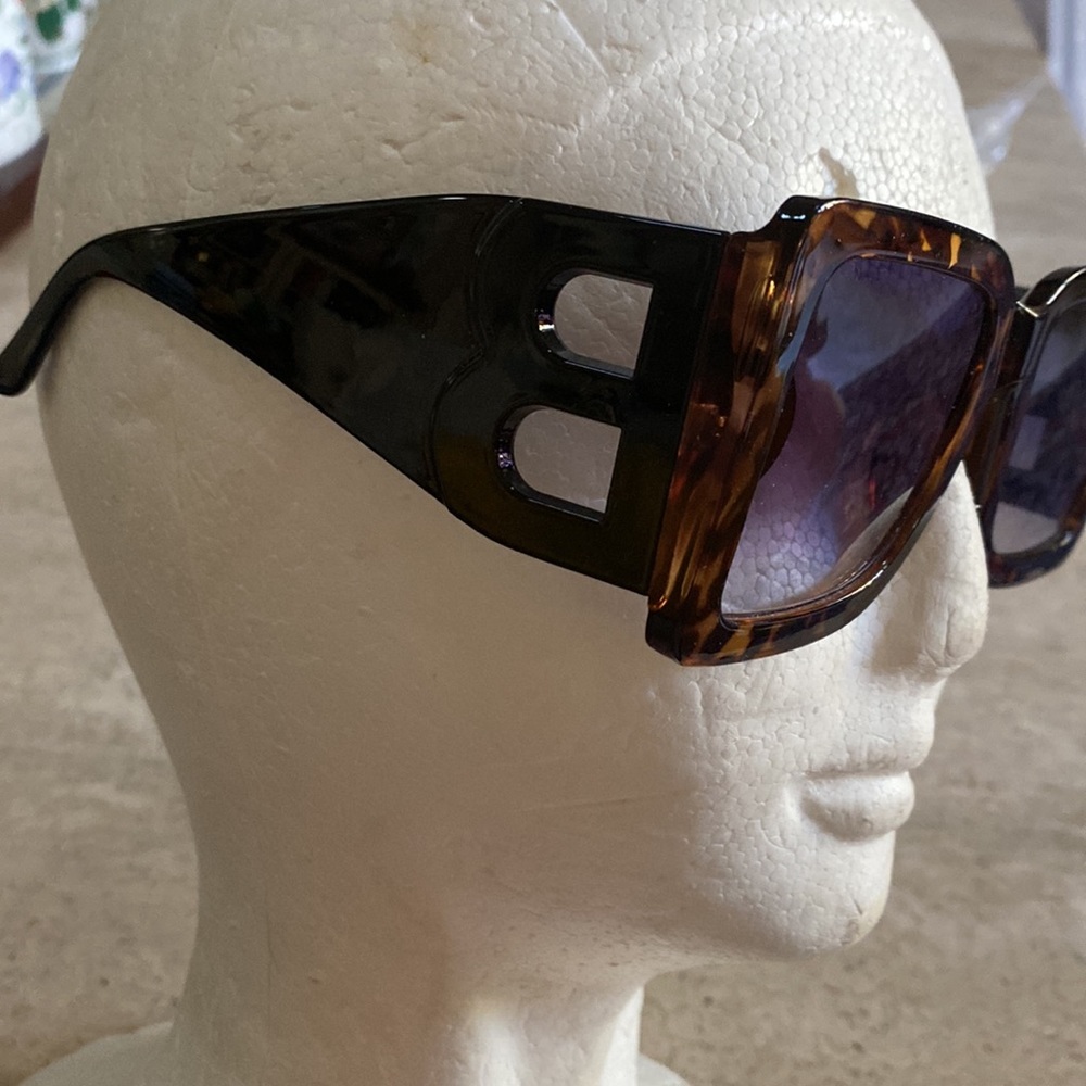 Burberry B Motif Square Sunglasses 😎 Tortoise plus case paper & wipe